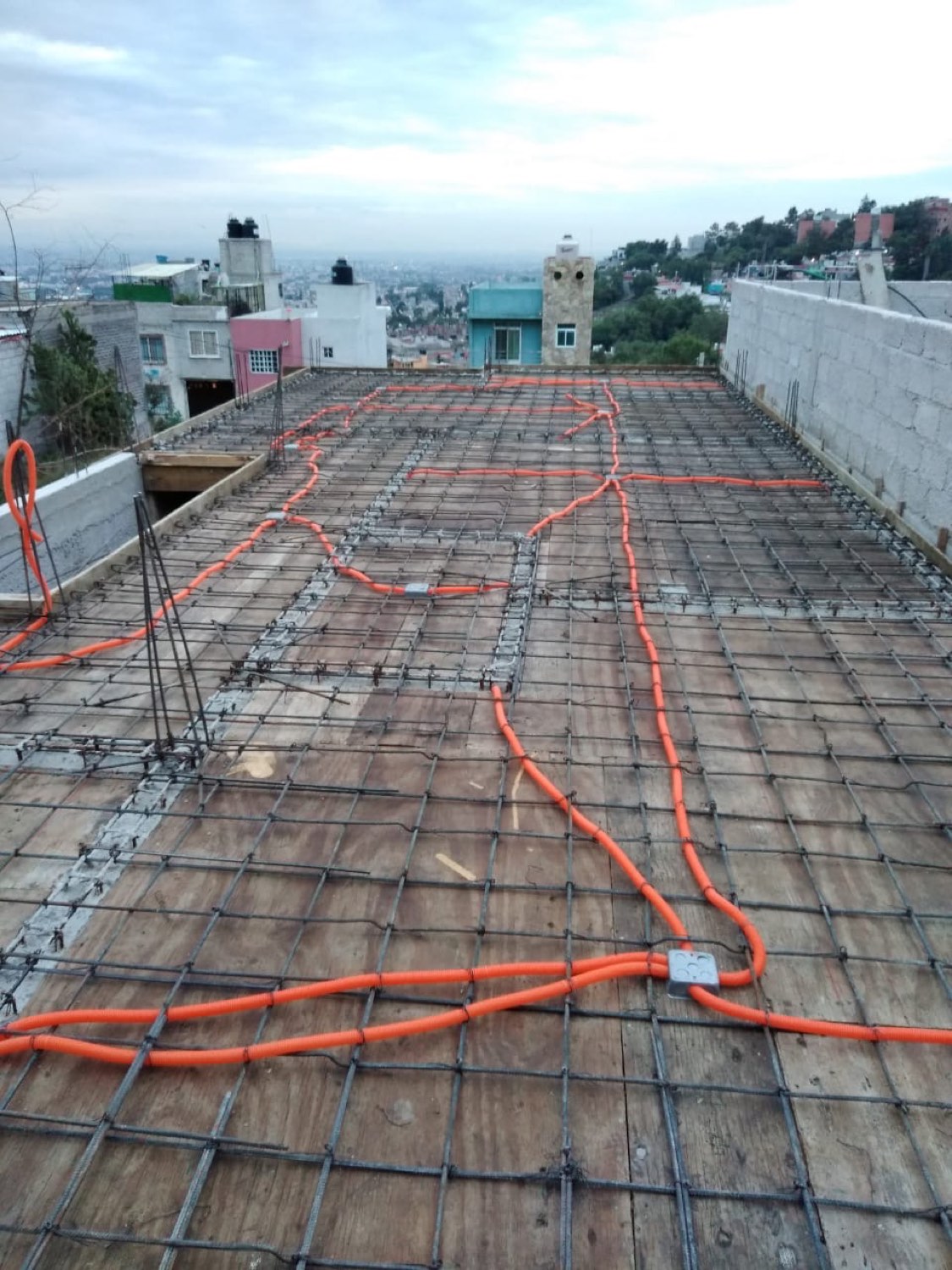 Instalaciones eléctricas sobre losa antes del colado