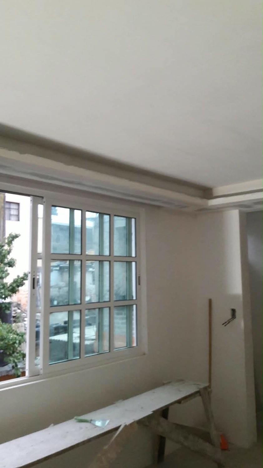 Recámara con faldón de tablarroca en el plafón y ventana nueva