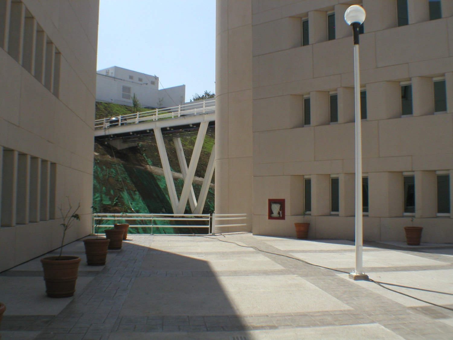 Fachada y patio de un edificio de oficinas terminado