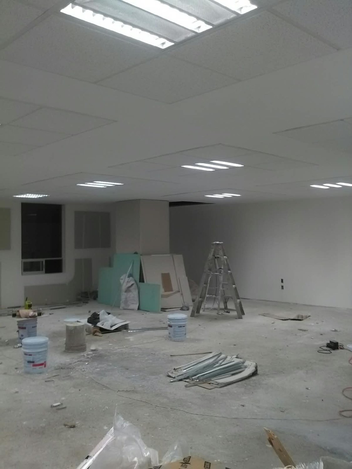 Planta de oficinas en remodelación con plafón reticular nuevo