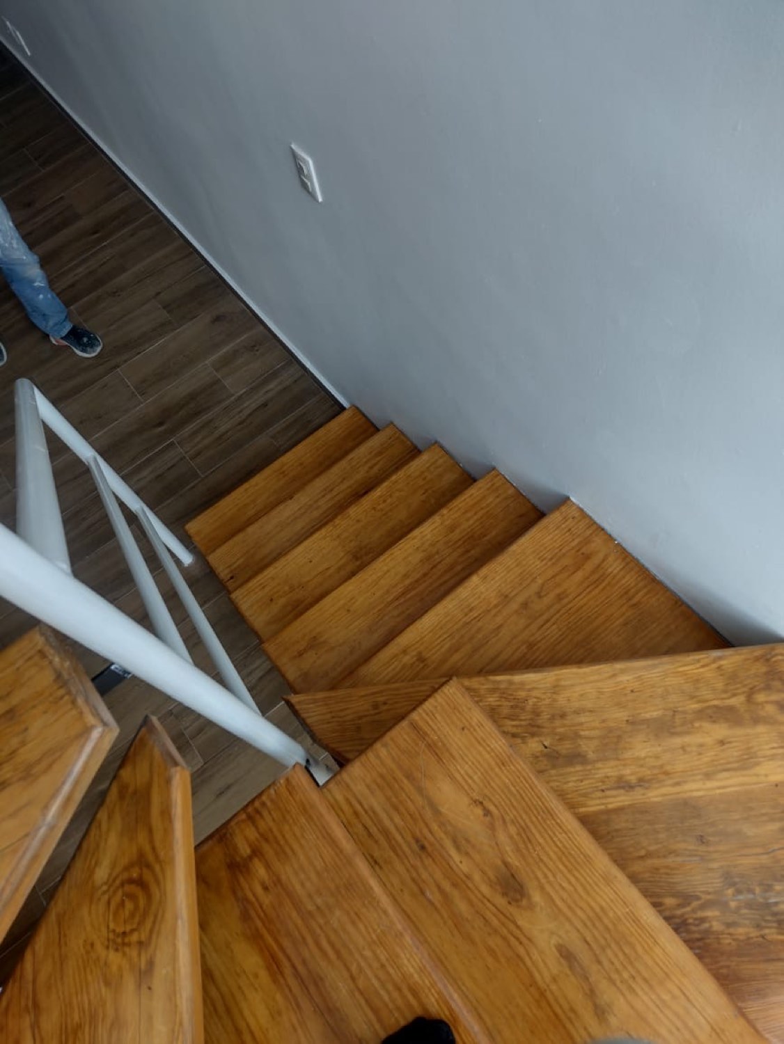 Escalera de madera tipo caracol en una vivienda