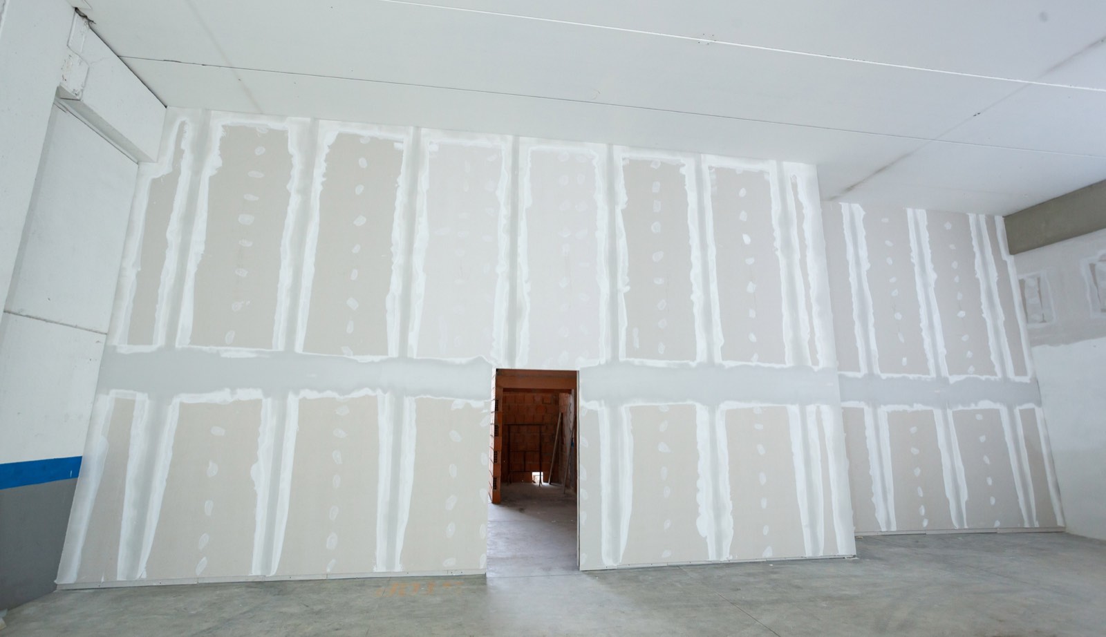 Muro de tablarroca con juntas tratadas y resane listo para pintura
