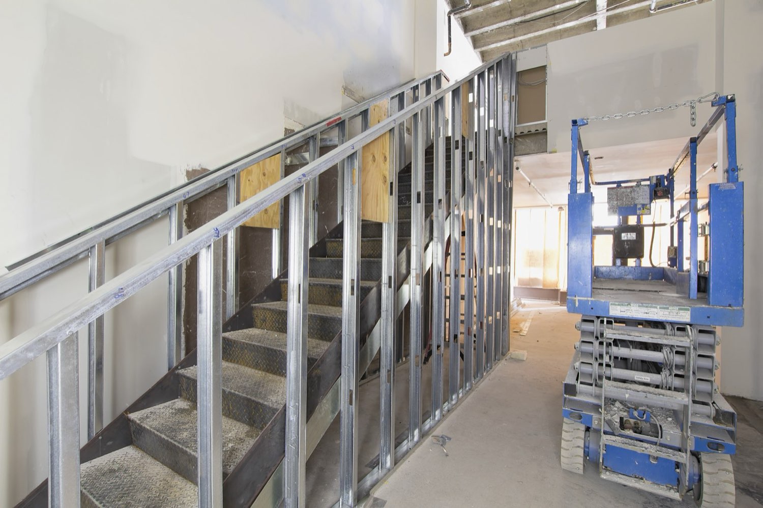 Estructura de tablarroca con perfilería de acero en el cubo de una escalera